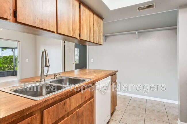 Building Photo - 16214 Pebblebrook Dr