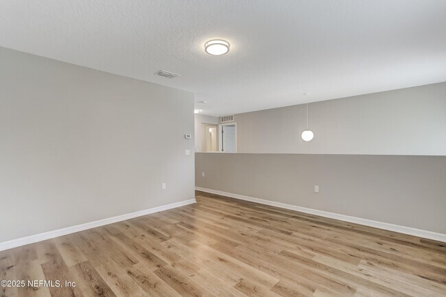 Building Photo - 172 King Arthur Ct