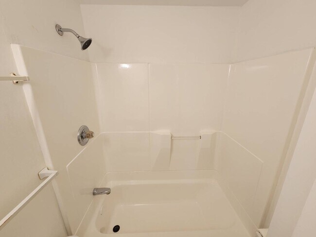 Building Photo - Charming 3-Bedroom Property In Prime location