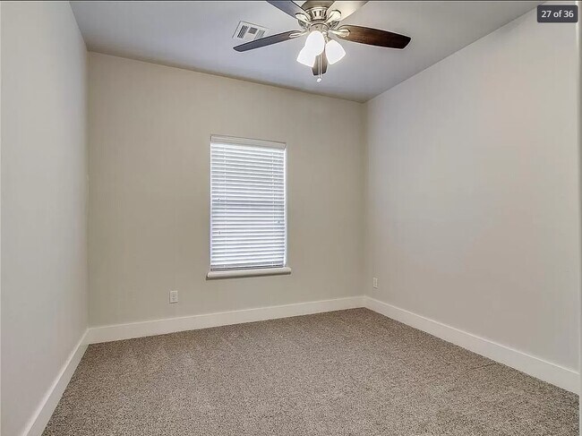 Building Photo - 2605 NE 14th St