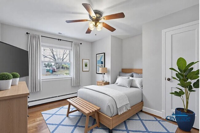 Building Photo - ADORABLE BUNGALOW IN LAKESIDE