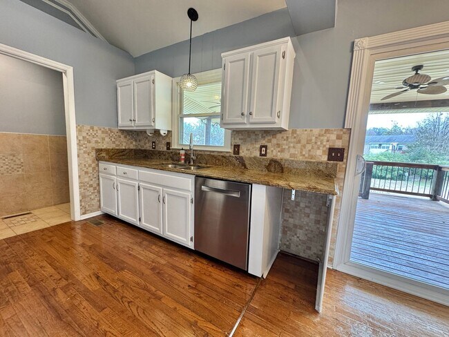 Building Photo - 3 Bed, 2 Bath Home w/ Garage