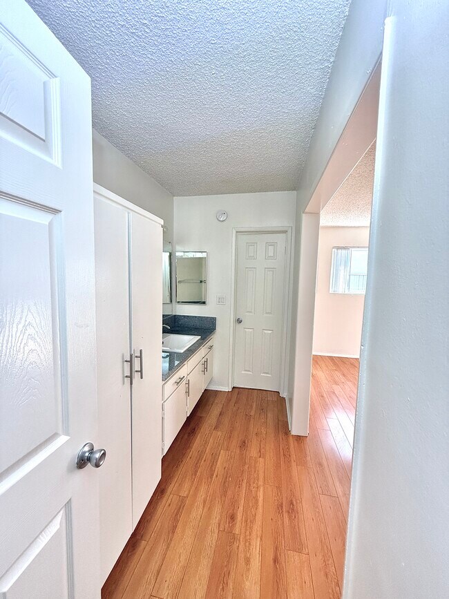 Building Photo - 14540 Hartland St