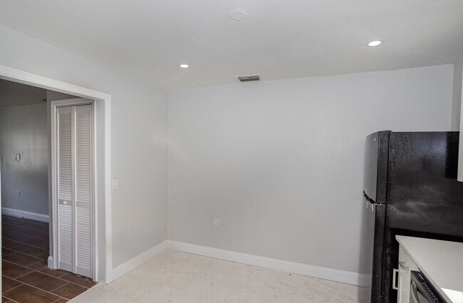 Building Photo - Very Cute Two Bedroom Single Family Home - Now Available