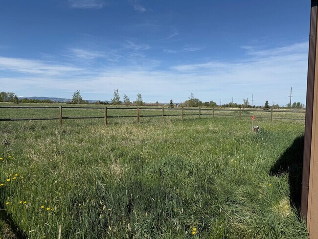 Building Photo - 3 Bedroom 2 Bathroom South of Bozeman!