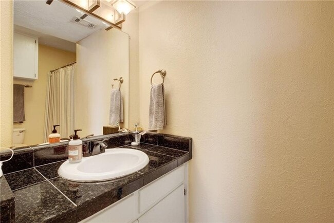 Building Photo - Large 1 bedroom in Hyde Park! Reserved par...