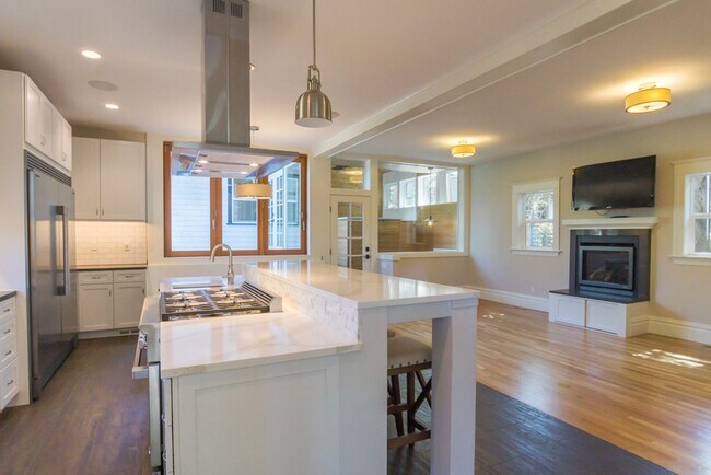 Building Photo - 6bd/3.75ba Seattle Home