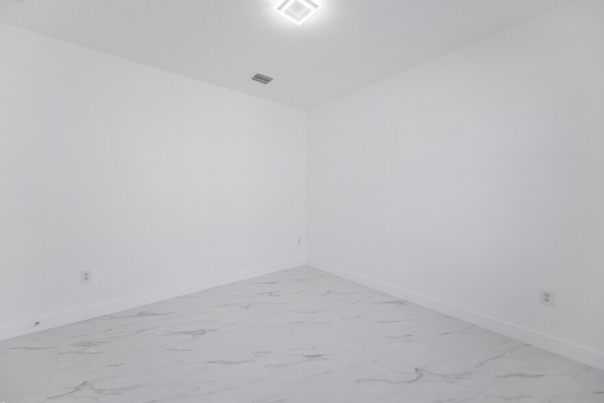 Building Photo - 5290 SW 134th Ave