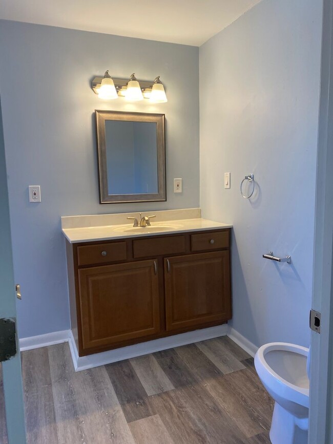 Building Photo - *Knoxville 37917 - 2 bedroom, 1 bath 2-sto...
