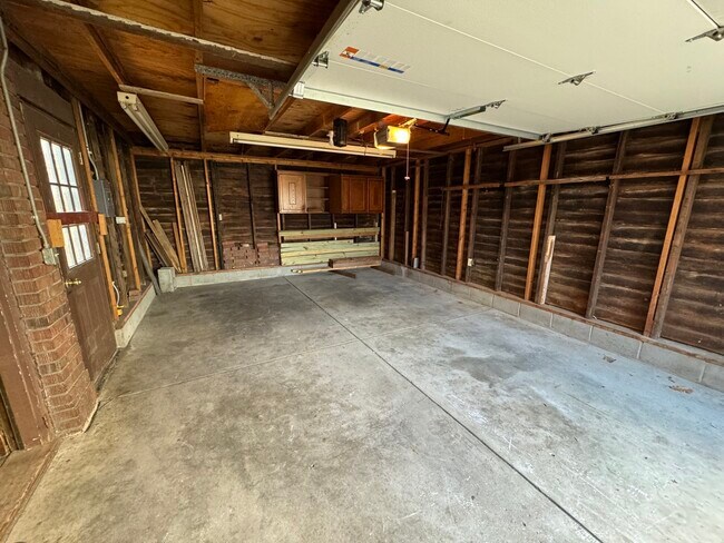 Building Photo - 1002 B St