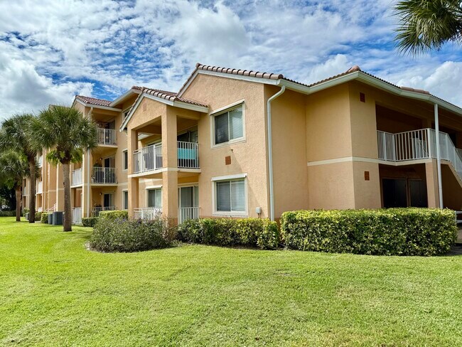 Building Photo - 301 SW Palm Dr