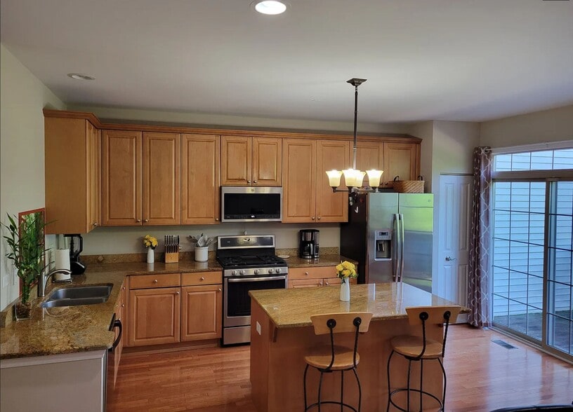 Building Photo - 2475 Waterbury Ln