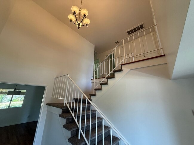 Building Photo - 4 Bedroom Home for Rent in Santa Clarita!