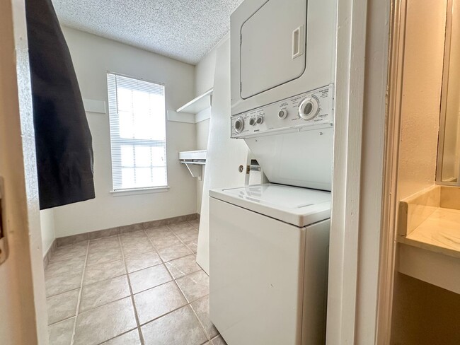Building Photo - Move-in Incentive! End-Unit Condo in South...