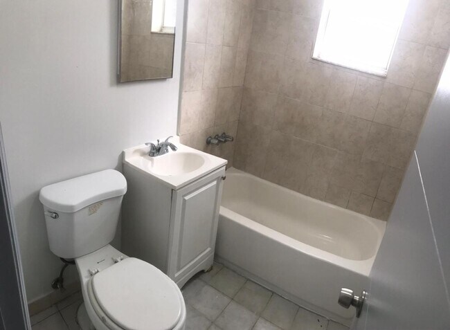 Building Photo - Ground Floor 2 Bedroom Just steps to Wynwood