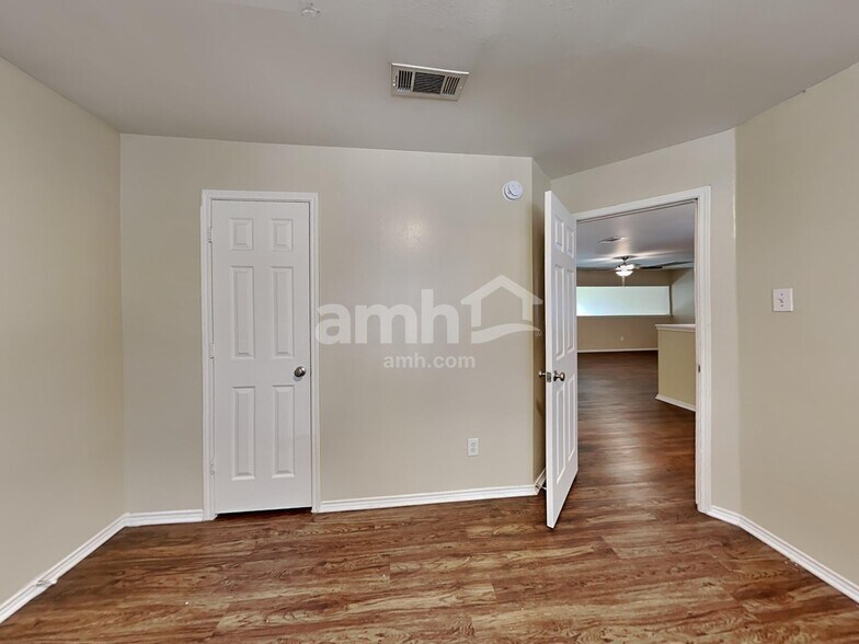 Building Photo - 4706 Buescher Ct