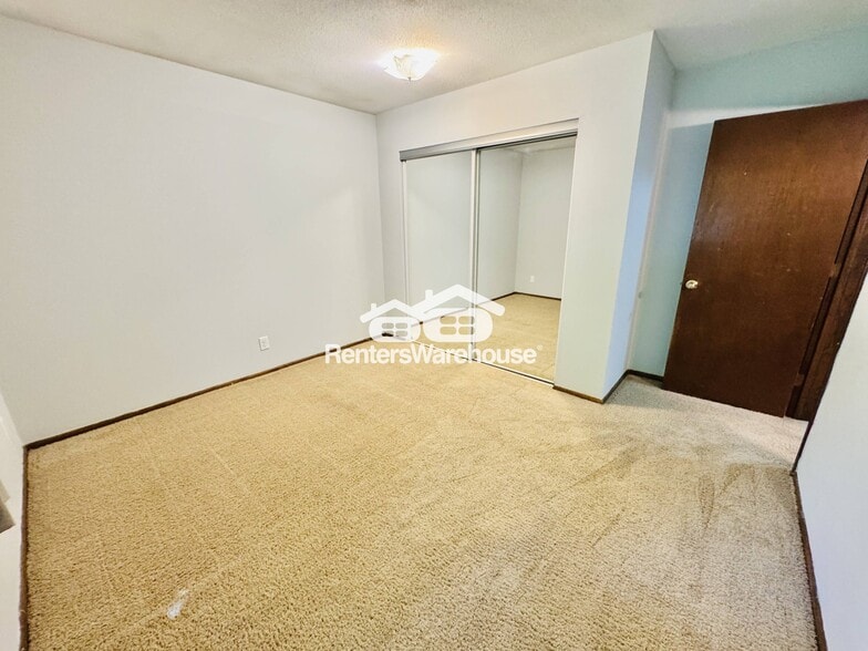Building Photo - 5043 Shoreline Dr