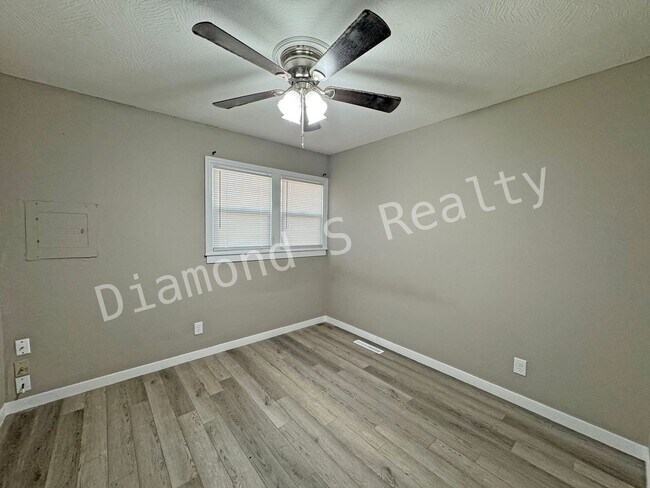 Building Photo - Updated and Located near Mercy Hospital!  ...