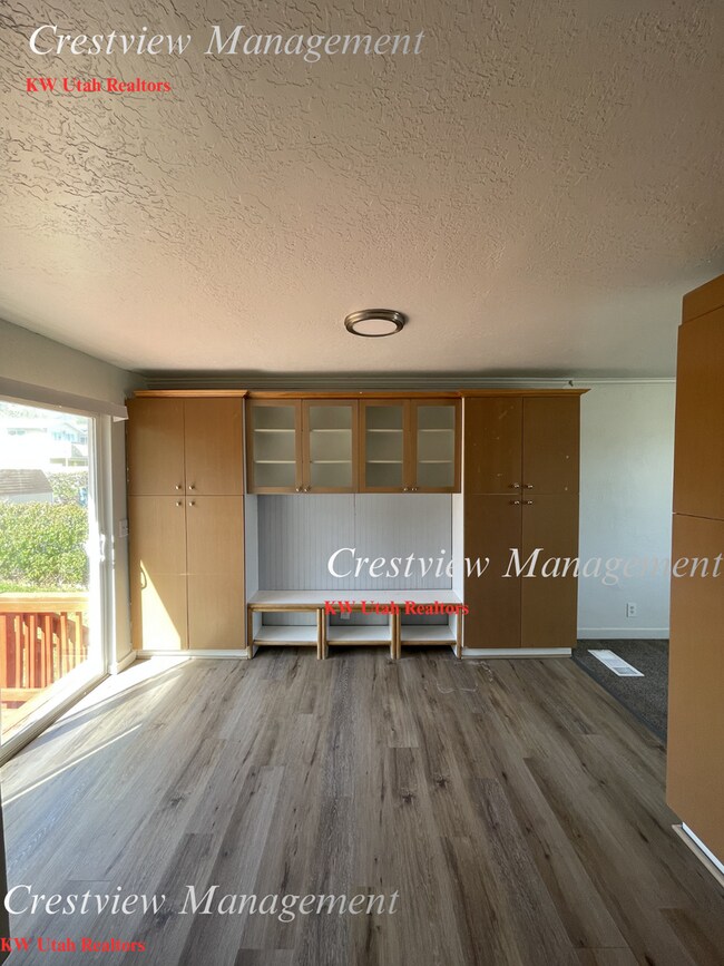 Building Photo - Spacious Home in Magna – Convenient Location! 1st month's rent free!