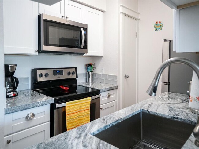 Building Photo - 3506 Cove View Blvd