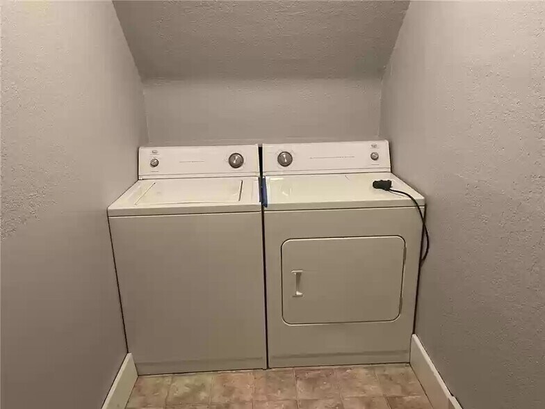 Building Photo - 125 10th Ave SE