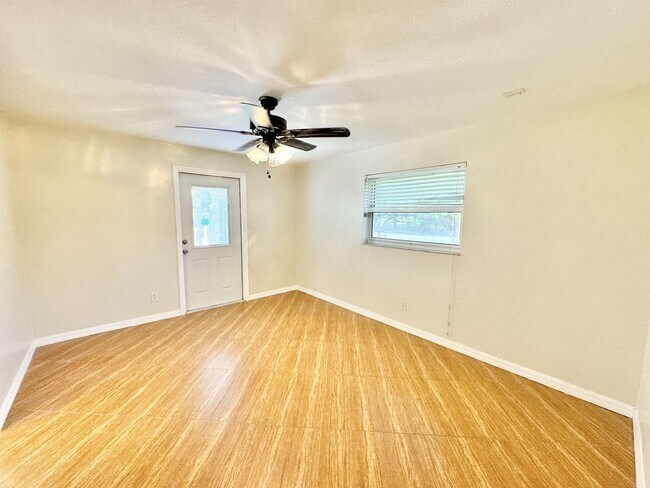 Building Photo - ** CENTRAL NAPLES ** 3 BED + DEN / 2 BATH ...