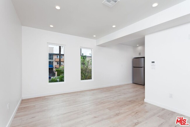 Building Photo - 1319 S St Andrews Pl