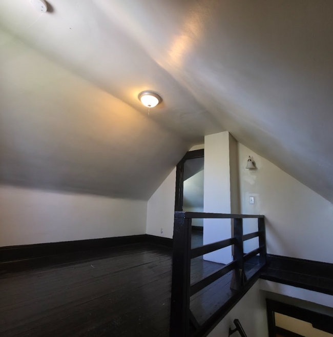 Building Photo - Single Family Home 2 beds 1 bath Available...
