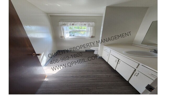 Building Photo - Spacious 3BD/2BA Duplex with Garage in Pri...