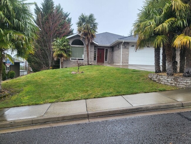 Building Photo - 5 bed 3 bath