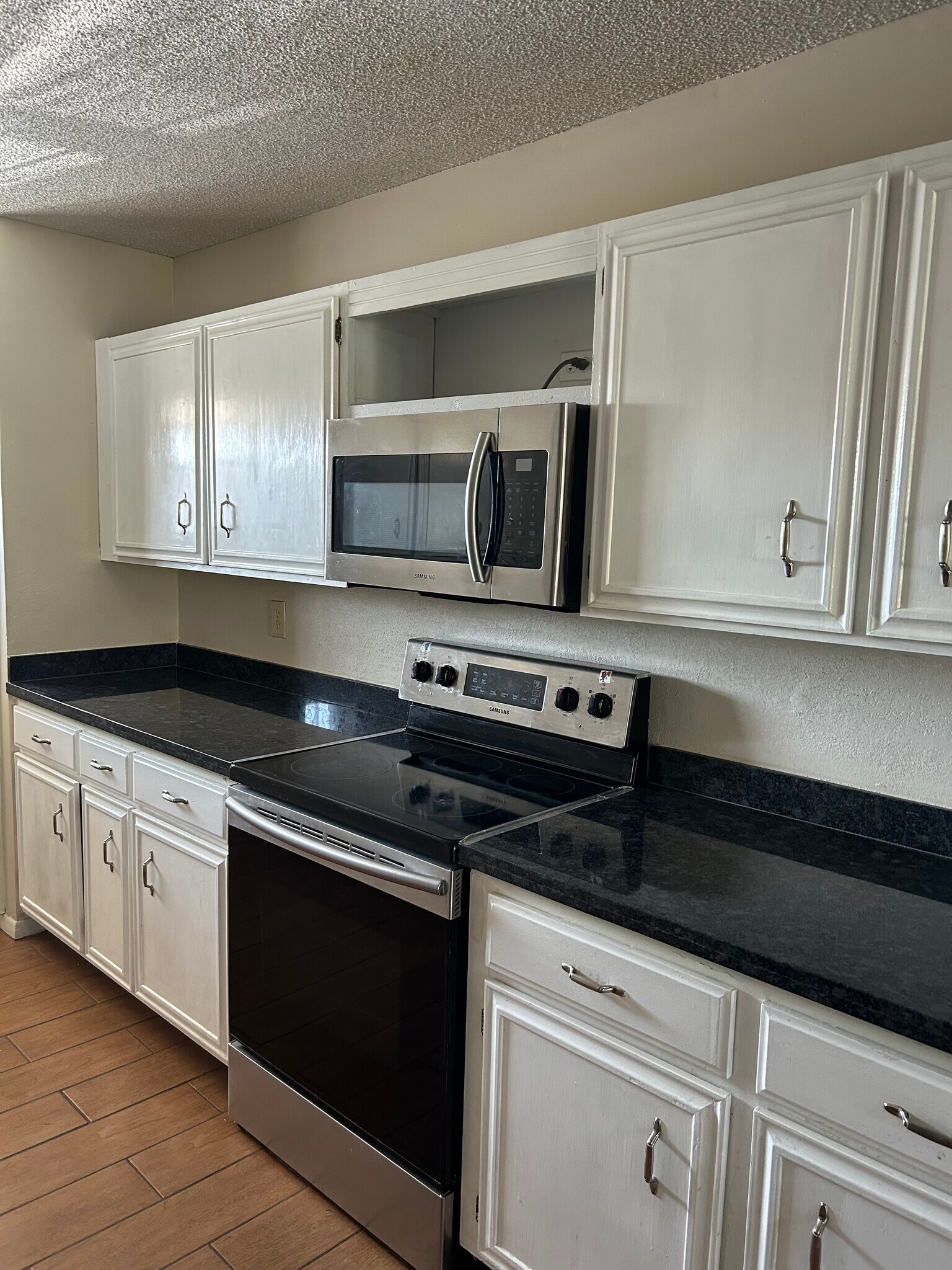 Building Photo - 700 W Fern Ave