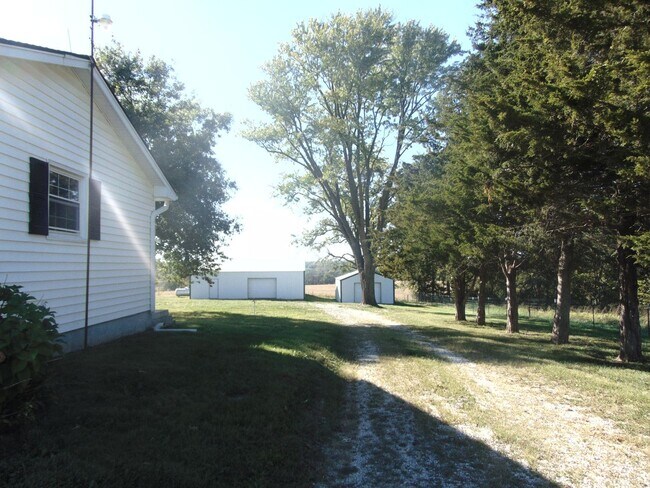 Building Photo - Fayette Family Farm House!
