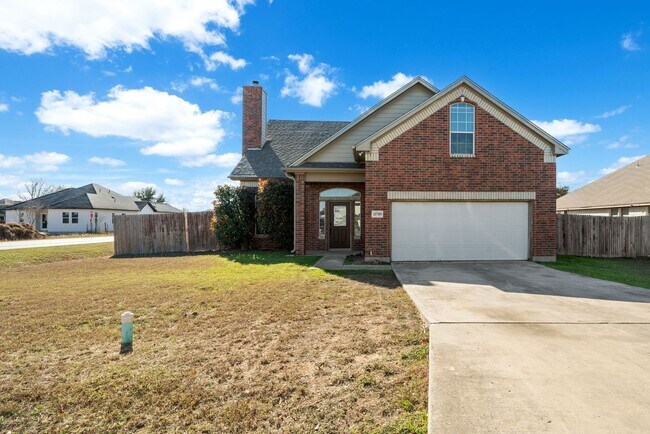 Building Photo - Spacious 4BR Home w/ Game Room | No HOA | Prime Selma Location - Realtor Commission: $500