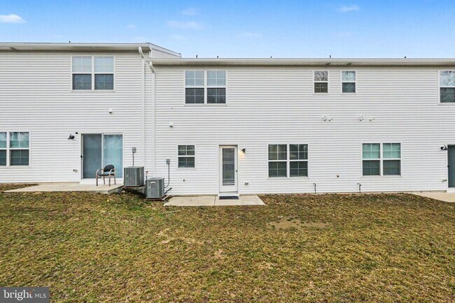 Building Photo - 7867 Oakbrook Dr