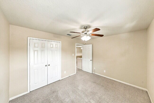 Building Photo - VIEWS VIEWS VIEWS! Ask about our rent incentives and Book your self guided tour today!