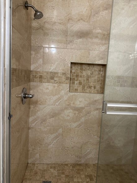 beautiful shower - 1522 N Sycamore St