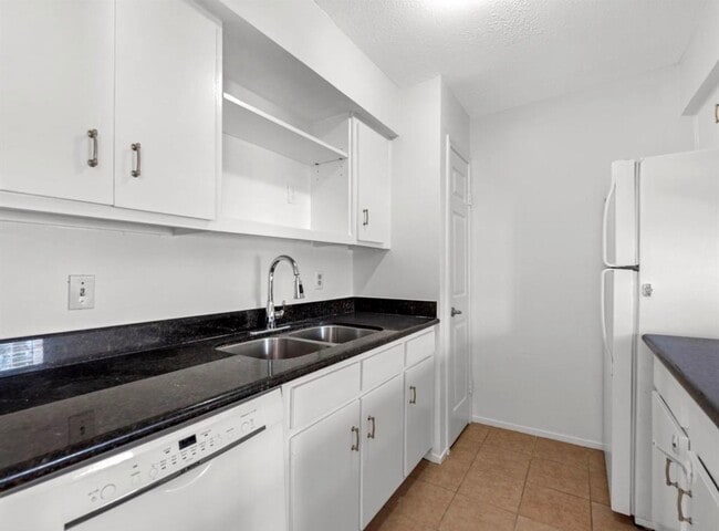 Building Photo - 6402 Del Monte Dr