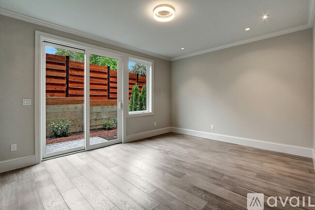 Building Photo - 216 5th Ave