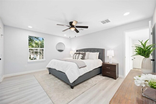 Building Photo - 9405 Cathedral Dr