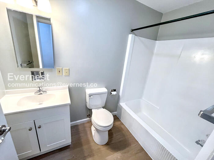 Building Photo - 12806 N Cresap St