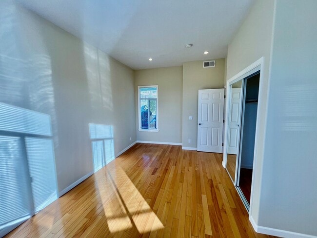 Building Photo - CHARMING RICHMOND 1 BED WITH INCREDIBLE VIEWS!!!