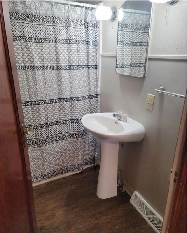 Building Photo - GREAT SILVER LAKE HOME!!