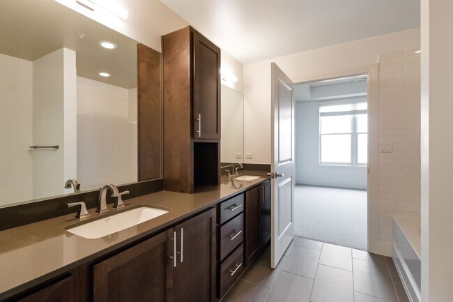 Building Photo - Gorgeous 2 BD/2BA Top Floor Condo In Great Peloton Community! Available August 7!