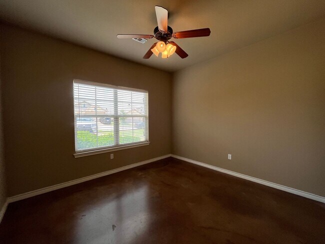 Building Photo - 3 Bedroom Home available for rent.   Refrigerator, washer and dryer included.