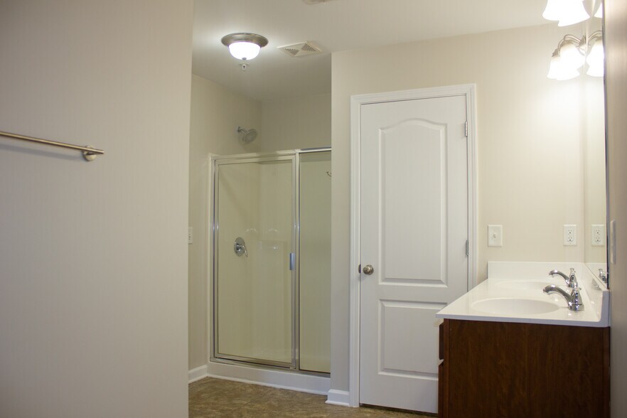 Master Bath - 6322 Story Cir