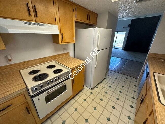 Building Photo - Spacious 3 bedroom 2 bathroom townhouse for rent. Fireplace in living area, washer/dryer hookups,...