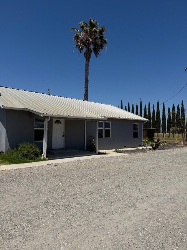 Building Photo - Charming 4-Bedroom, 2-Bath Country Home wi...