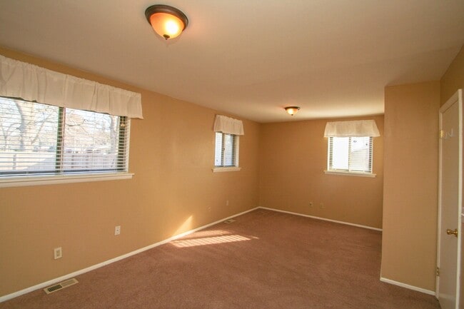 Building Photo - 2 Bed | 2 Bath in South Tulsa!