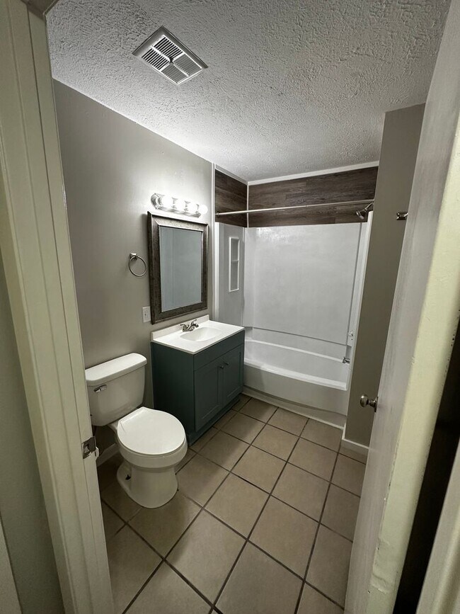 Building Photo - Newly Renovated 1 Bedroom, available Mid A...