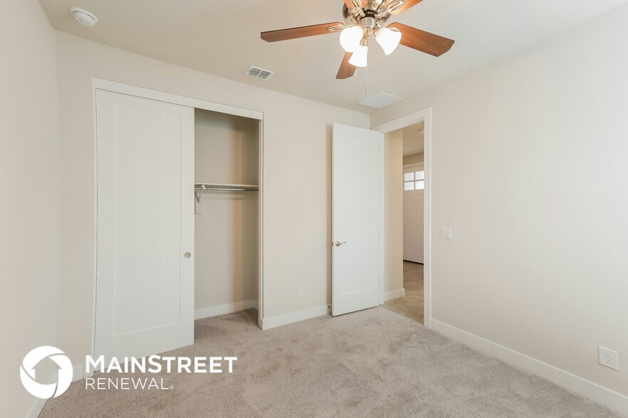 Building Photo - 8708 S 69th Dr